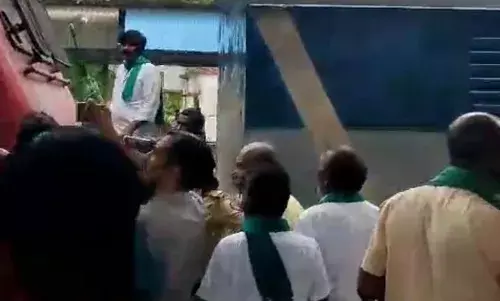 खाना-पानी के लिए यात्रियों ने रोकी ट्रेन, आंदेलन करने जा रहे थे दिल्ली, मध्य प्रदेश से जीआरपी ने लौटा दिया