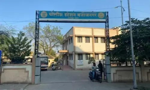 आधी रात न्यूड हालत में सड़क पर चलने लगा कपल - वीडियो वायरल होने पर पुलिस की कार्रवाई