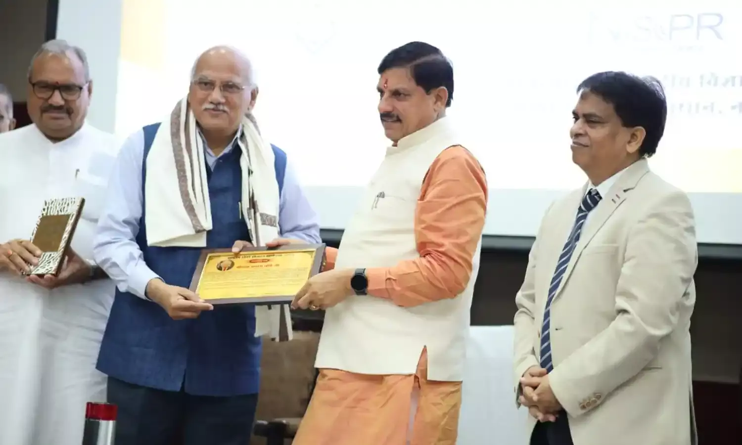 आचार्य प्रफुल्ल चंद्र रे विज्ञान संवर्धन सम्मान से सम्मानित हुए संतोष चौबे