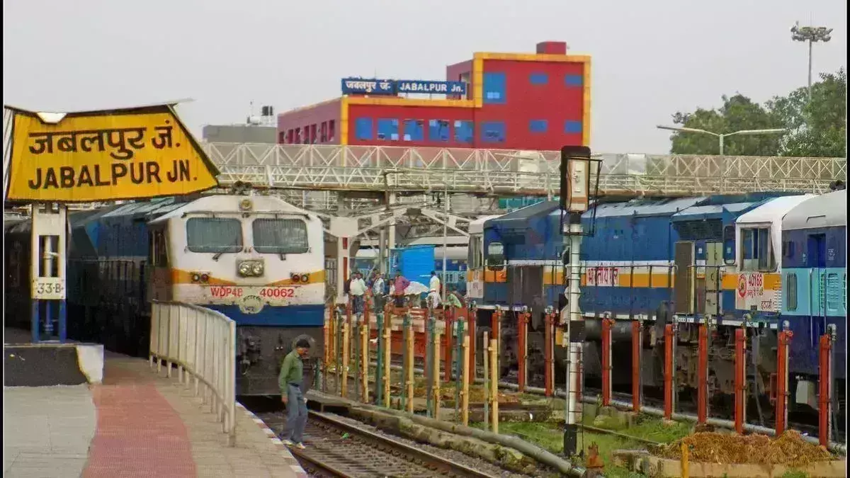 खेत में बनी झोपड़ी में दंपति ने लगाई फाँसी