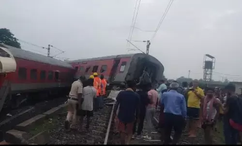 नागपुर की ओर आ रही मुंबई मेल हुई बेपटरी - परेशान यात्री, जारी हेल्पलाइन नंबर