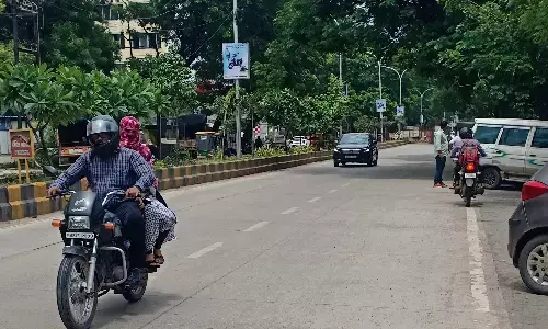 पिछले 10 दिनों से जारी बारिश से ऊब चुके रहवासियों ने उठाया धूप का लुत्फ