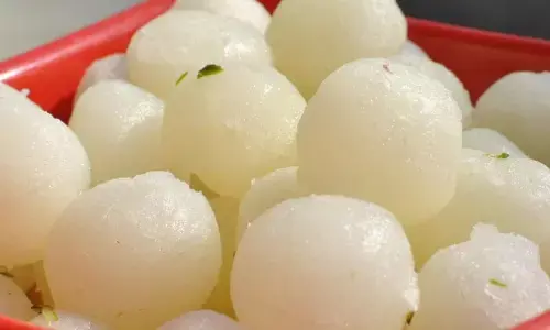 मन है रसगुल्ले खाने का तो घर पर ही बनाएं एकदम मार्केट जैसे रसगुल्ले, एक बार खा लेंगे तो बाहर के रसगुल्ले भूल जाएंगे मन है रसगुल्ले खाने का तो घर पर ही बनाएं एकदम मार्केट जैसे रसगुल्ले, एक बार खा लेंगे तो बाहर के रसगुल्ले भूल जाएंगे