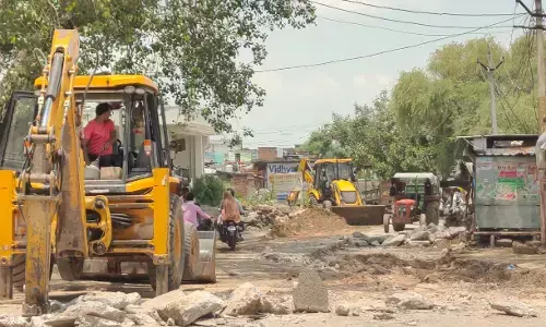 पालादौन में 40 एकड़ जमीन से हटाया अतिक्रमण, नाला पार कर अतिक्रमण स्थल तक पहुंचा राजस्व अमला