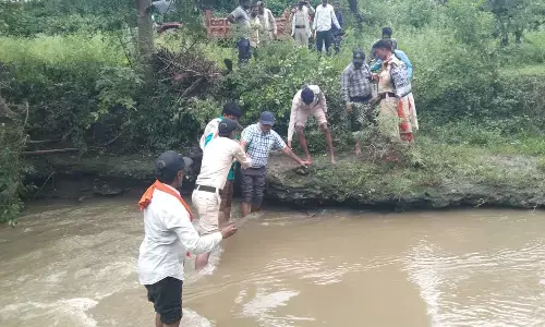 दो मौतें...नाले में मिला अधेड़ का शव, युवक ने फांसी लगाकर दी जान