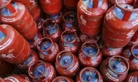 लाभार्थी महिलाओं को अब मिलेगा मुफ्त में तीन गैस सिलेंडर, मराठवाड़ा में वर्ग दो की जमीन एक में बदली जाएगी