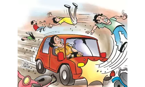 इंस्पेक्टर ने ब्रेक की जगह दबा दिया एक्सीलेटर, भीड़ पर चढ़ी गाड़ी और दो हुए घायल- मांगी रिपोर्ट