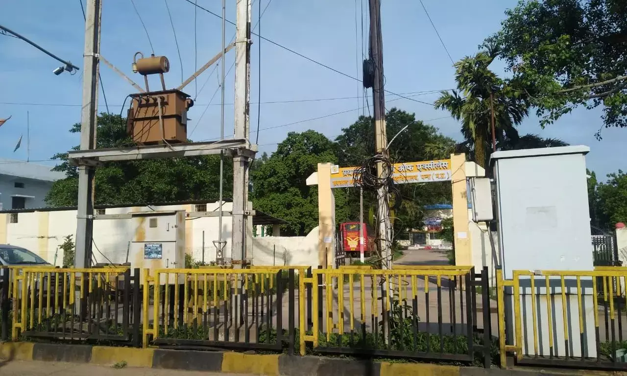 छत्रसाल कॉलेज के मुख्य द्वार के सामने सड़क के बीच में लगा ट्रांसफार्मर बना खतरे की घंटी