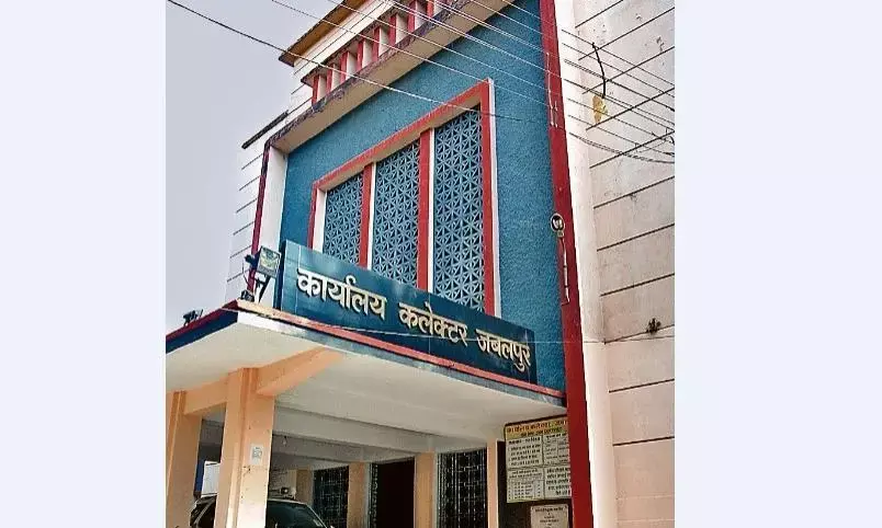 जिले के राजस्व अधिकारियों ने खड़े किए हाथ, कहा- काम का अत्यधिक दबाव