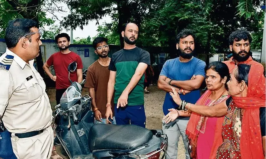 पेट्रोल डालकर युवक ने महिला को आग लगाई, खुद भी लपटों में घिरकर झुलसा