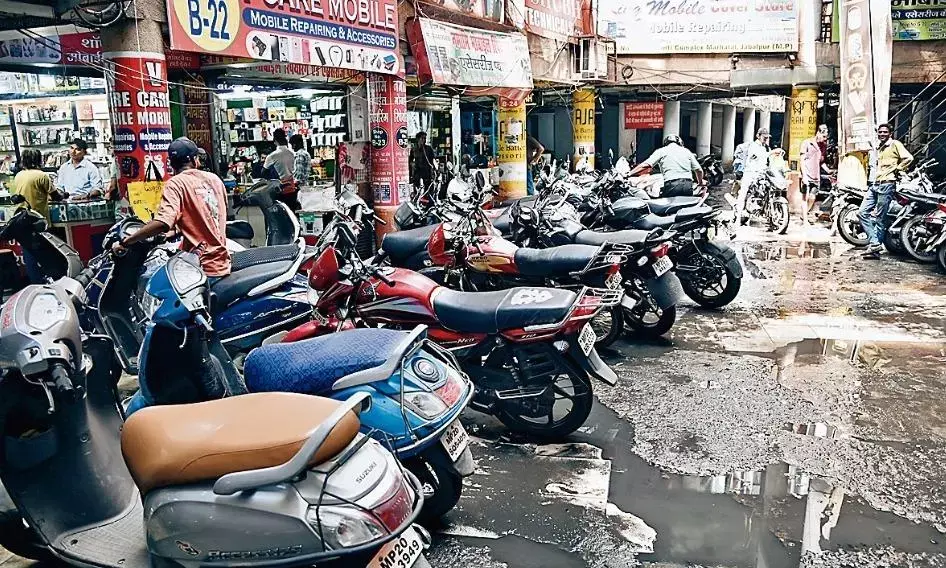 बेसमेंट में पार्किंग की जगह पर संचालित हो रहीं दुकानें व ऑफिस