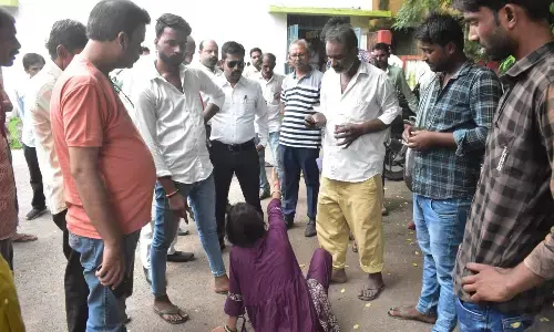 पुलिस की मौजूदगी में दुष्कर्म पीडि़ता को कोर्ट के सामने से उठा ले गए परिजन