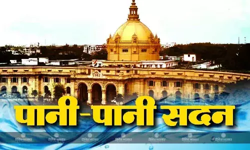 यूपी विधानसभा में भरा पानी, दूसरे गेट से बमुश्किल बाहर निकल सके सीएम योगी आदित्यनाथ, नगर निगम की छत भी हुई लीक