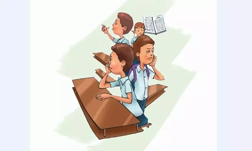1 घंटे स्कूल से बाहर रहे सैकड़ों बच्चे, पैरेंट्स का हंगामा 1 घंटे स्कूल से बाहर रहे सैकड़ों बच्चे, पैरेंट्स का हंगामा