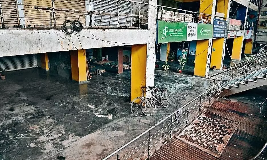 बेसमेंट के साथ आपातकालीन रास्तों तक में तान दीं दुकानें बेसमेंट के साथ आपातकालीन रास्तों तक में तान दीं दुकानें