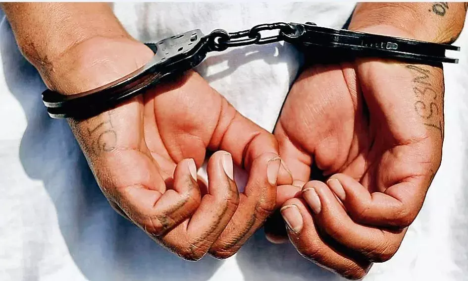 बी फार्मेसी परीक्षा में जूनियर की सीट पर परीक्षा देते मिला सीनियर छात्र