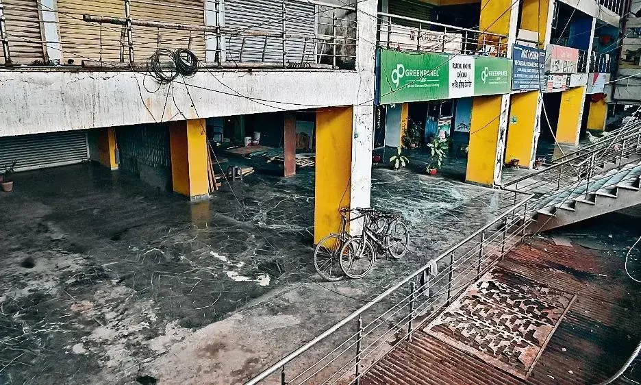 बेसमेंट के साथ आपातकालीन रास्तों तक में तान दीं दुकानें