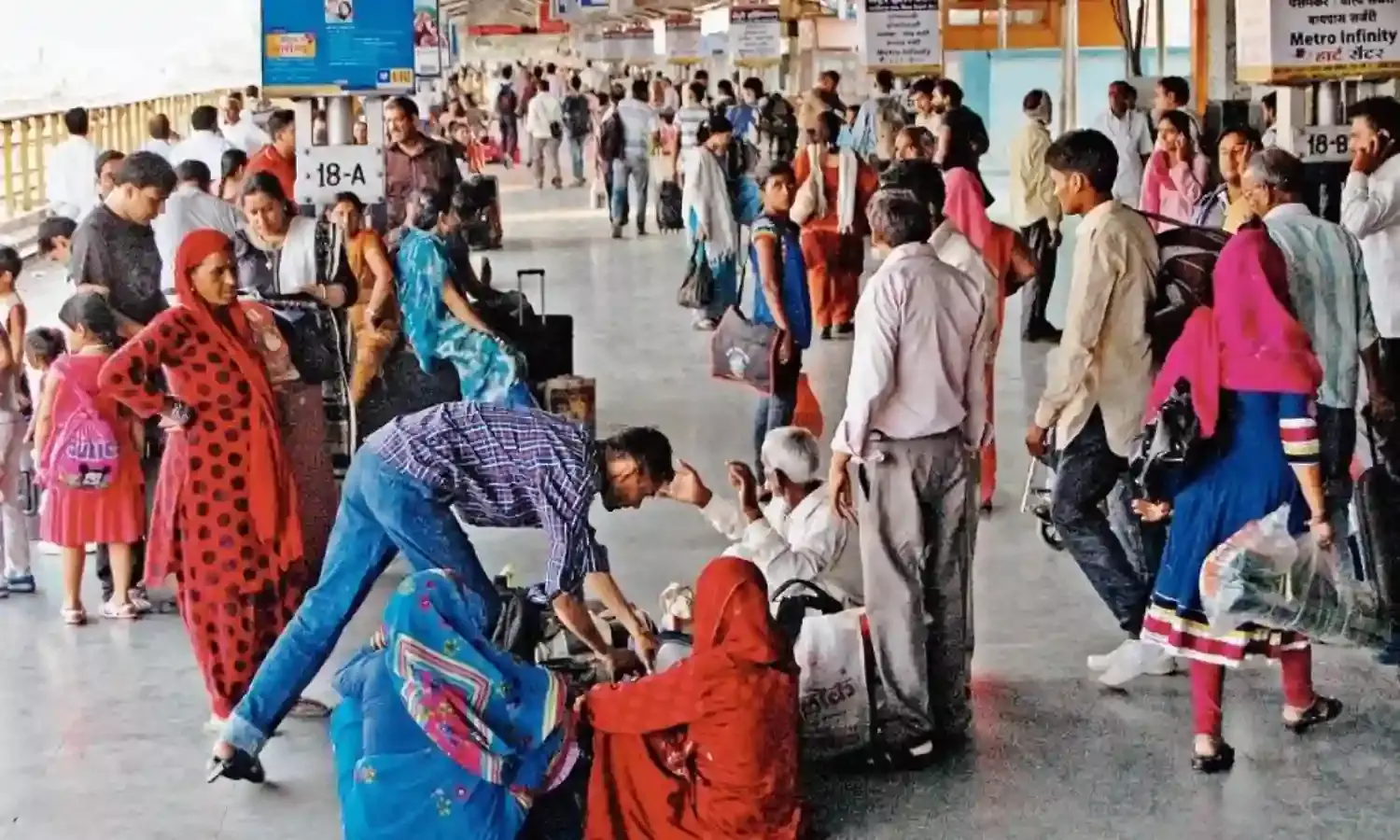 प्लेटफाॅर्म तक पहुँच रहे अवैध वेंडर और हवाला कारोबारी