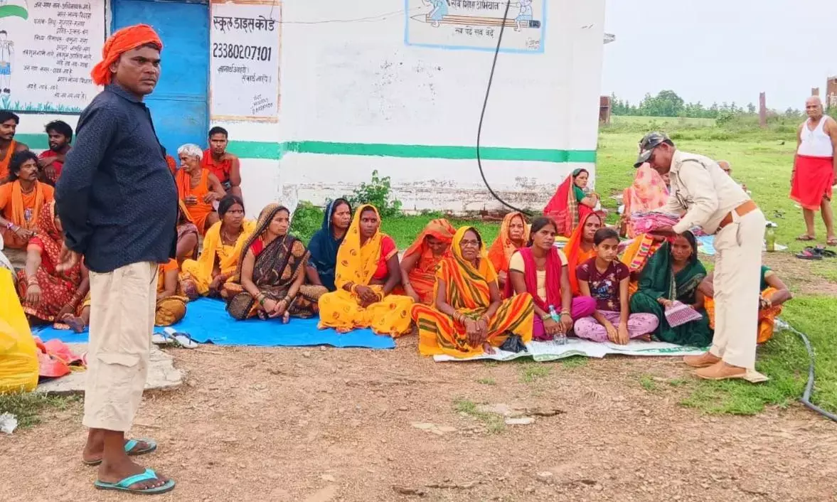 महाकालेश्वर जाने वाले दर्शनार्थियों को वन अमले ने कराया भोजन