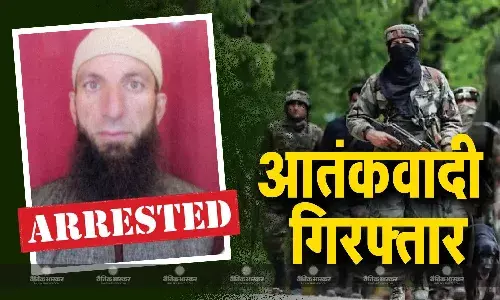 हिजबुल मुजाहिद्दीन का आतंकी हथियार के साथ अरेस्ट, पुलिस ने जारी की तस्वीर, आतंकियों की घुसपैठ में करता था मदद