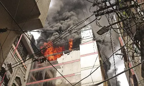 तीन मंजिला इमारत में लगी आग, इतवारी की स्टेशनरी दुकान की घटना से मचा हड़कंप