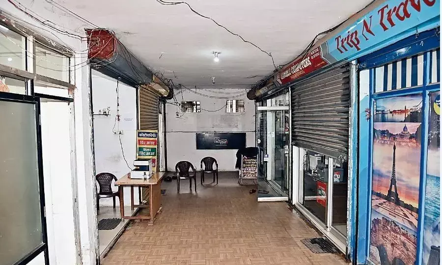 किसी ने बेसमेंट में बना दीं दुकानें, कोई चला रहा रेस्टाॅरेंट व पार्टी हॉल