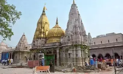 मंदिर में नया प्रवेश गेट लगाने पर एक समुदाय ने जताई आपत्ति, परिसर के बाहर सुरक्षा बलों की हुई तैनाती, जानें पूरा मामला