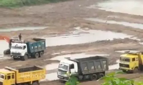 कन्हान नदी से पोकलेन मशीन जब्त, अफसरों को देखकर भागे डंपर चालक, खनिज और राजस्व विभाग की टीम ने की संयुक्त कार्रवाई