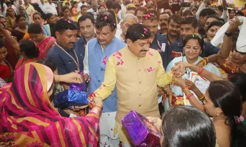 लाडली बहनों से राखी बंधवा सीएम ने चित्रकूट से की आभार सह उपहार कार्यक्रमों की शुरुआत लाडली बहनों से राखी बंधवा सीएम ने चित्रकूट से की आभार सह उपहार कार्यक्रमों की शुरुआत