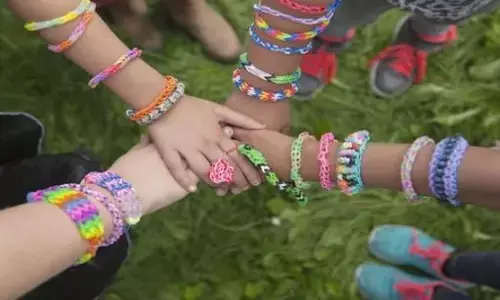 क्या आप भी कराना चाहते हैं अपने दोस्तों को स्पेशल फील?  घर पर बना फ्रेंडशिप बैंड पहनाकर बनाएं रिश्ता खास
