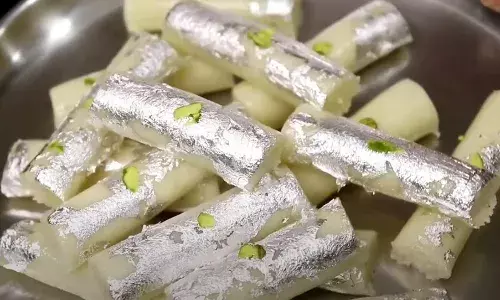 घर की बनी काजू कतली से कराएं दोस्तों का मुंह मीठा, खाते ही मन हो जाएगा खुश