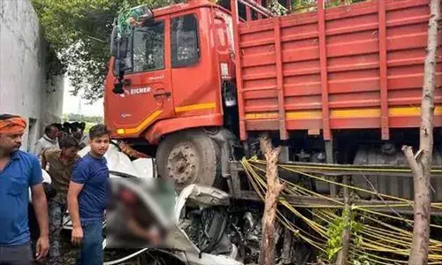 ट्रक और कार के बीच हुई टक्कर, 5 लोगों की दर्दनाक मौत, शव निकालने के लिए लेनी पड़ी जेसीबी की मदद