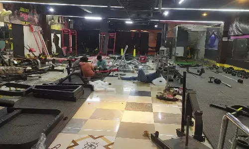 काम्पलेक्स के बेसमेंट पार्किंग स्थल में बना दी दुकानें