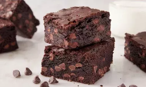 फ्रेंडशिप डे पर एगलेस चॉकलेट ब्राउनी से कराएं दोस्तों का मुंह मीठा