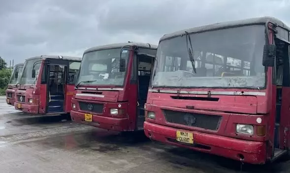 अब कैशलेस हुई आपली बस सेवा, यात्रियों के लिए मनपा ने जारी की सुविधा अब कैशलेस हुई आपली बस सेवा, यात्रियों के लिए मनपा ने जारी की सुविधा