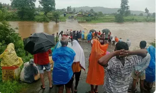 नागपुर के युवकों की कार नदी में बही, लोगों की मदद से 4 की बचाई जान, एक लापता