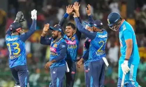 श्रीलंका ने जीता दूसरा वनडे, भारतीय टीम को 32 रनों से दी करारी शिकस्त, सीरीज में बनाई 1-0 की बढ़त श्रीलंका ने जीता दूसरा वनडे, भारतीय टीम को 32 रनों से दी करारी शिकस्त, सीरीज में बनाई 1-0 की बढ़त