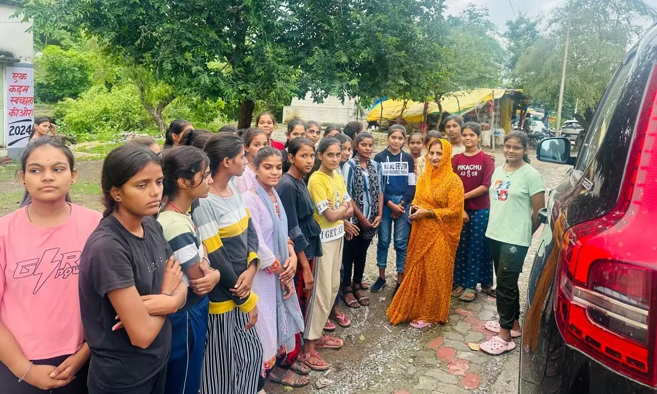 बाढ़ प्रभावित कन्या छात्रावास की छात्राओं का नप अध्यक्ष ने जाना हाल बाढ़ प्रभावित कन्या छात्रावास की छात्राओं का नप अध्यक्ष ने जाना हाल