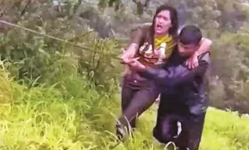 सेल्फी के चक्कर में 100 फीट गहरी खाई में गिरी युवती, हालत बनी है गंभीर