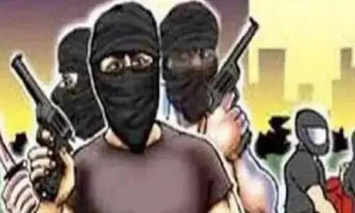 चौबीस घंटे बीते, पुलिस डकैतों का नहीं लगा पाई सुराग, कपास कारोबारी दंपती को बंधक बनाकर 20 लाख रुपए कीमत के जेवर उड़ा ले गए थे डकैत चौबीस घंटे बीते, पुलिस डकैतों का नहीं लगा पाई सुराग, कपास कारोबारी दंपती को बंधक बनाकर 20 लाख रुपए कीमत के जेवर उड़ा ले गए थे डकैत