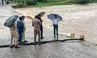 कट्टा नदी में बही श्रद्धालुओं की कार, चार युवकों को लोगों ने बचाया, एक लापता