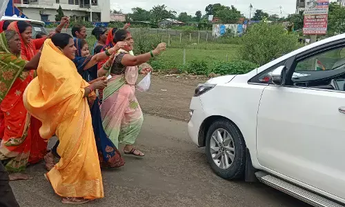 अचानक सड़क पर आई महिलाओं ने रोका मुख्यमंत्री का काफिला, बोलीं पट्टा दिया जाए अचानक सड़क पर आई महिलाओं ने रोका मुख्यमंत्री का काफिला, बोलीं पट्टा दिया जाए
