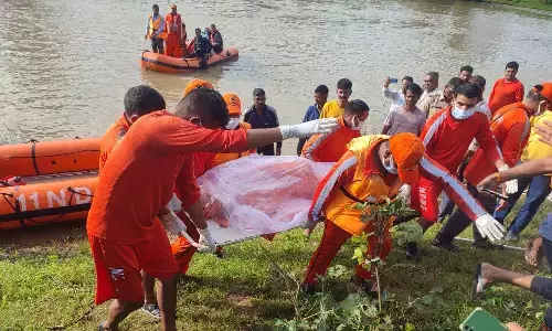 दूसरे दिन रेत में धंसी मिली कार के अंदर मिला युवक का शव, नागद्वारी मेले में जा रहे थे नागपुर के युवक, चार ने कूदकर बचाई थी अपनी जान