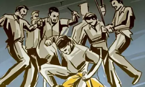 पुलिस का खौफ खत्म... युवक से बीच सड़क पर बदमाशों ने की मारपीट