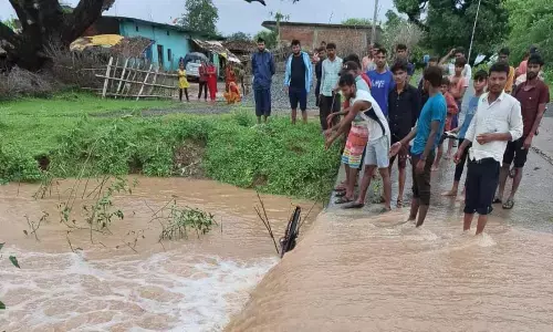 बहते पानी के बीच पुलिया पार करते दो युवक बहे, एक लापता