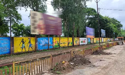 जहां नगर पालिका ने हटाया वहीं तने अवैध होर्डिंग