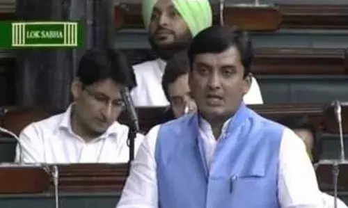 महाराष्ट्र के सार्वजनिक पुस्तकालयों को विशेष वित्तीय सहायता और विशेष किसान हेल्पलाइन की मांग