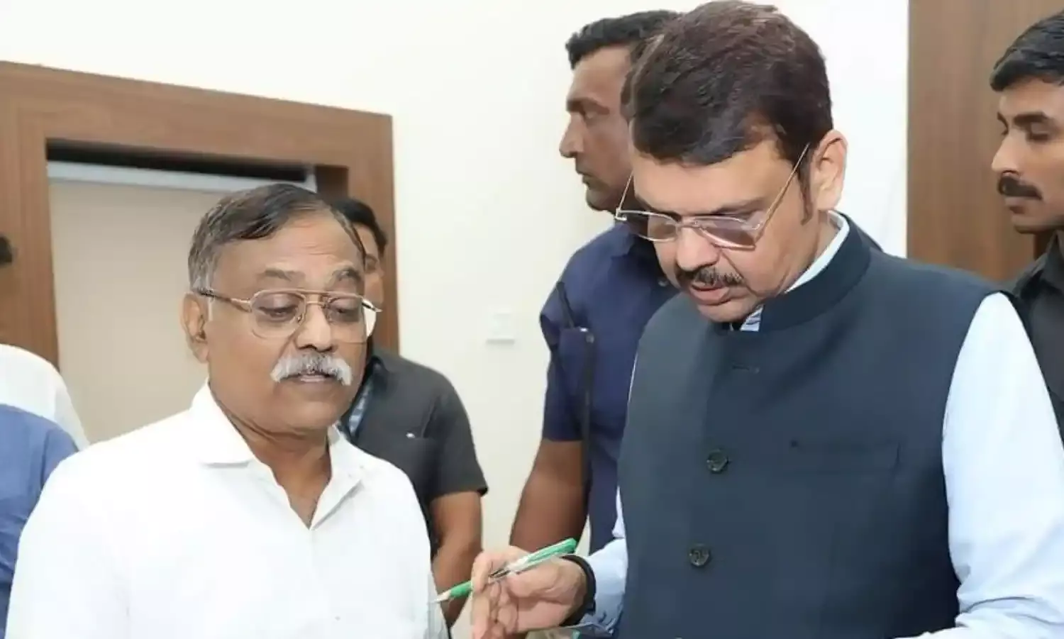 नेताओं के बहिष्कार की उठने लगी मांग, प्रकाश आंबेडकर और राज ठाकरे के बयानों का विरोध