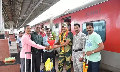 23 साल तक देशसेवा करने के बाद लौटे सेना के जवान का पुष्प वर्षा और बाजे-गाजे के साथ स्वागत