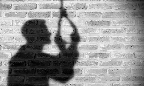 नशा मुक्ति केंद्र के शौचालय में तौलिए के सहारे युवक ने लगा ली फांसी - मौत